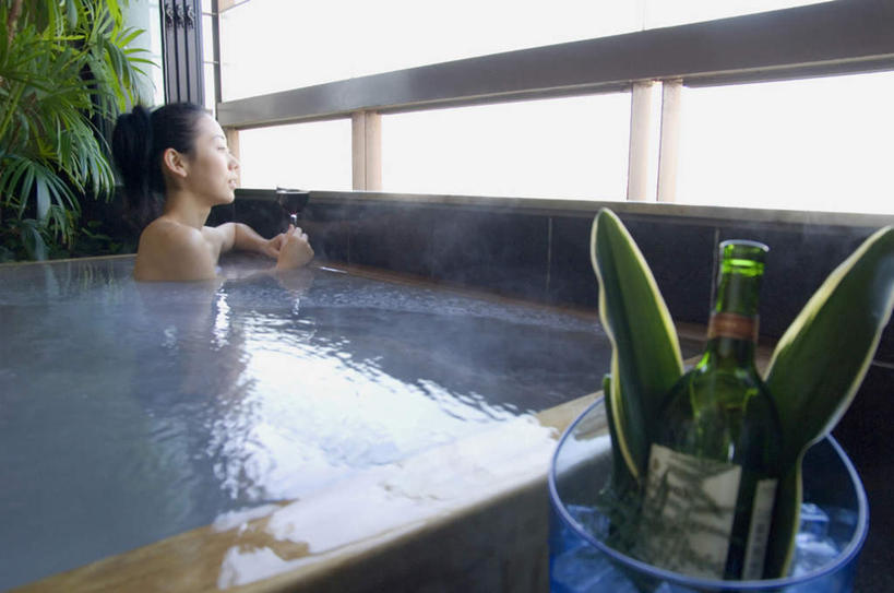 葡萄酒,东方人,一个人,坐,横图,室内,白天,侧面,按摩,美容,水,温泉,窗户,卫生间,浴室,杯子,叶子,亚洲,仅一个年轻女性,仅一个女性,仅一个人,两片,许多,护肤,握,高脚杯,热气,冰块,绿叶,红酒杯,酒类,拿,红酒瓶,拿着,注视,黄种人,裸露,玻璃窗,玻璃制品,酒,酒瓶,饮料,玻璃瓶,酒杯,瓶子,看,保养,享受,休闲,舒服,温暖,嫩叶,放松,握着,SPA水疗,保健,温泉浴场,观看,一瓶,关注,裸,养颜,年轻女性,女人,女性,亚洲人,淋浴房,叶,叶片,玻璃杯,矿泉疗养地,坐着,半身,彩图,水疗,冲凉房,沐浴间,沐浴室