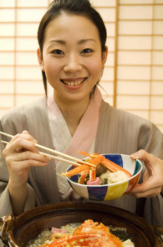 海鲜,东方人,一个人,笑,微笑,露齿笑,竖图,室内,白天,正面,民族服装,烹饪,筷子,餐具,亚洲,仅一个年轻女性,仅一个女性,仅一个人,一双,握,和服,木制,锅子,陶瓷,日本料理,料理,食品,陶瓷制品,帝王蟹,拿,拿着,注视,黄种人,文化,传统,水产,菜肴,美食,海洋生物,食物,灰色,木制品,碗,日式料理,观察,看,日式,握着,服饰,佳肴,观看,礼节,察看,关注,水生动物,海产品,礼仪,水生物,海底动物,吴服,唐草,唐花,唐锦,皇帝蟹,年轻女性,女人,女性,亚洲人,进餐用具,半身,彩图,传统服装,民俗服