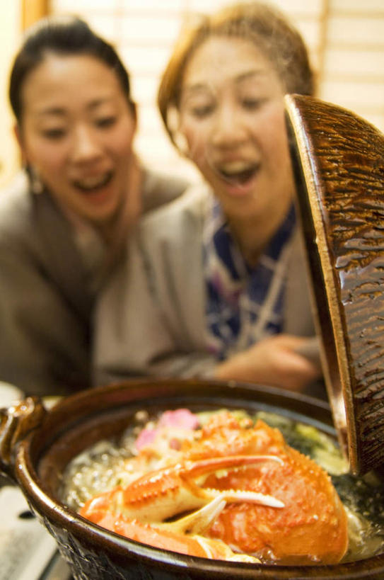 海鲜,东方人,两个人,家庭,母亲,女儿,笑,微笑,露齿笑,竖图,室内,白天,正面,民族服装,烹饪,亚洲,握,和服,锅子,日本料理,料理,食品,帝王蟹,拿,拿着,注视,黄种人,水产,菜肴,美食,海洋生物,食物,灰色,日式料理,打开,观察,看,日式,温暖,温馨,母女,一家人,母爱,握着,服饰,佳肴,观看,和睦,察看,开启,关注,水生动物,海产品,水生物,海底动物,吴服,唐草,唐花,唐锦,皇帝蟹,年轻女性,女人,女性,中年女性,亚洲人,半身,彩图,传统服装,民俗服,融洽