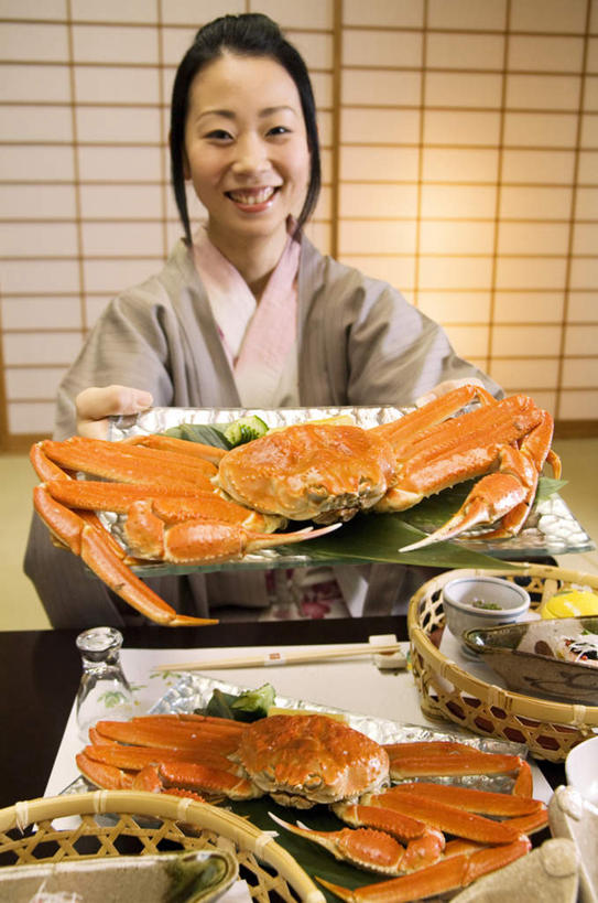 海鲜,东方人,一个人,捧,笑,交叉,微笑,露齿笑,竖图,室内,白天,正面,民族服装,餐桌,筷子,桌子,竹子,餐具,亚洲,仅一个年轻女性,仅一个女性,仅一个人,一双,竹制,和服,编织,篮子,筷架,帝王蟹,筷枕,注视,黄种人,文化,传统,水产,海洋生物,一个,灰色,盘子,竹篮,观察,看,服饰,单个,餐台,观看,竹条,礼节,筷子架,交织,察看,竹制品,关注,水生动物,海产品,礼仪,水生物,海底动物,吴服,唐草,唐花,唐锦,皇帝蟹,穿插,年轻女性,女人,女性,亚洲人,进餐用具,烹调用具,端,端着,捧着,手捧,半身,彩图,传统服装,民俗服