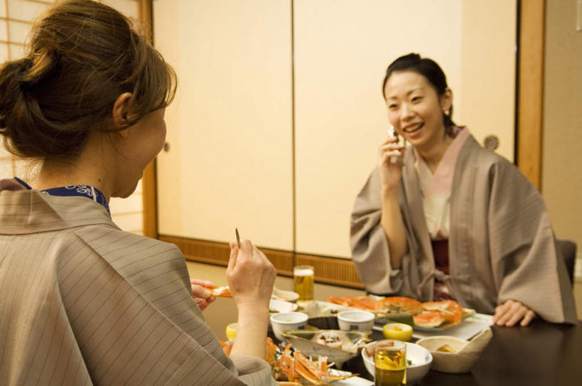 海鲜,啤酒,东方人,背部,两个人,家庭,母亲,女儿,坐,笑,打电话,微笑,露齿笑,横图,室内,白天,正面,民族服装,餐桌,筷子,桌子,杯子,餐具,电话,手机,亚洲,许多,和服,陶瓷,陶瓷制品,帝王蟹,酒类,两杯,拿,拿着,注视,黄种人,文化,通讯设备,传统,水产,海洋生物,玻璃制品,酒,饮料,灰色,酒杯,啤酒杯,碗,观察,看,温暖,温馨,母女,一家人,母爱,服饰,餐台,观看,礼节,和睦,察看,关注,水生动物,海产品,礼仪,水生物,海底动物,吴服,唐草,唐花,唐锦,皇帝蟹,交流,年轻女性,女人,女性,中年女性,亚洲人,玻璃杯,进餐用具,烹调用具,沟通,通话,坐着,半身,彩图,传统服装,民俗服,融洽