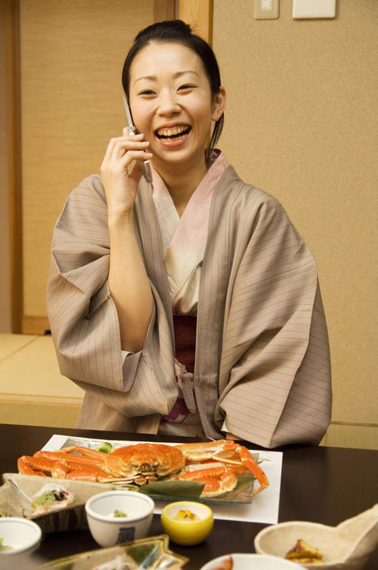 海鲜,东方人,一个人,跪,笑,打电话,微笑,露齿笑,竖图,室内,白天,正面,民族服装,餐具,电话,手机,亚洲,仅一个年轻女性,仅一个女性,仅一个人,许多,握,和服,陶瓷,陶瓷制品,帝王蟹,拿,拿着,注视,黄种人,通讯设备,水产,海洋生物,灰色,碗,观察,看,握着,服饰,观看,察看,关注,水生动物,海产品,水生物,海底动物,吴服,唐草,唐花,唐锦,皇帝蟹,交流,年轻女性,女人,女性,亚洲人,进餐用具,烹调用具,沟通,跪着,通话,半身,彩图,传统服装,民俗服