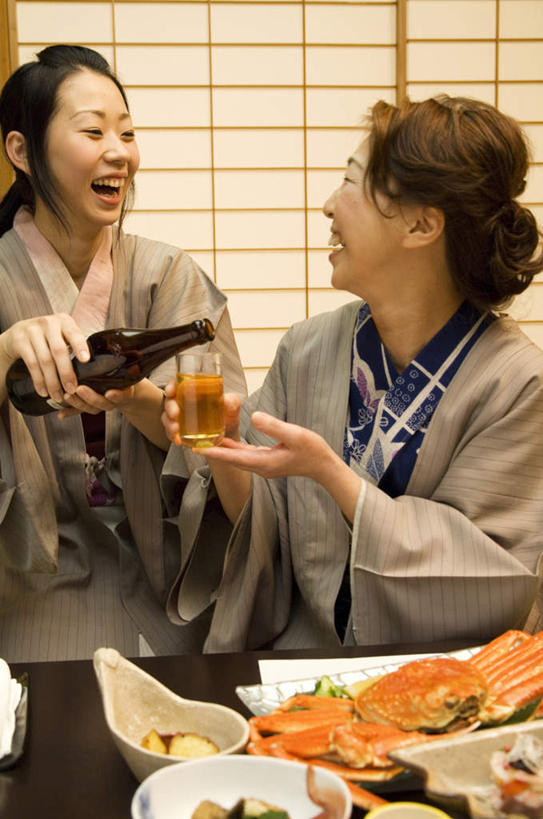 啤酒,东方人,两个人,家庭,母亲,女儿,跪,捧,笑,微笑,露齿笑,竖图,俯视,室内,白天,民族服装,餐桌,桌子,杯子,亚洲,握,和服,木制,陶瓷,陶瓷制品,帝王蟹,酒类,拿,拿着,黄种人,玻璃制品,酒,酒瓶,饮料,两个,一个,灰色,盘子,玻璃瓶,酒杯,木制品,啤酒杯,瓶子,碗,温暖,温馨,母女,一家人,母爱,握着,服饰,单个,餐台,对视,和睦,一瓶,吴服,唐草,唐花,唐锦,皇帝蟹,年轻女性,女人,女性,中年女性,亚洲人,玻璃杯,端,端着,跪着,捧着,手捧,半身,彩图,高角度拍摄,传统服装,民俗服,融洽