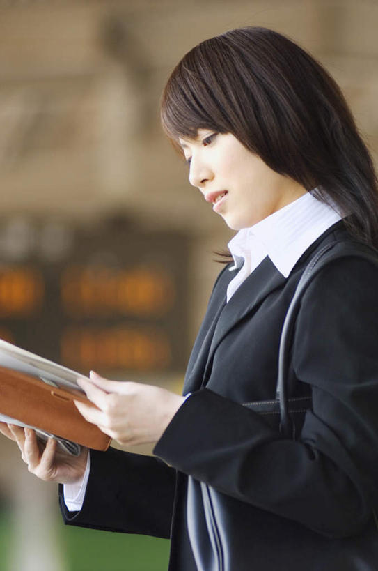 东方人,一个人,商务人士,商务女性,站,笑,微笑,竖图,室外,白天,仰视,亚洲,仅一个年轻女性,仅一个女性,仅一个人,握,套装,朦胧,模糊,咖啡色,记事本,拿,拿着,注视,黄种人,本子,笔记本,观察,看,站着,握着,观看,察看,关注,商务装,工薪阶层,年轻女性,女人,女性,亚洲人,白领,上班族,站立,半身,彩图,低角度拍摄