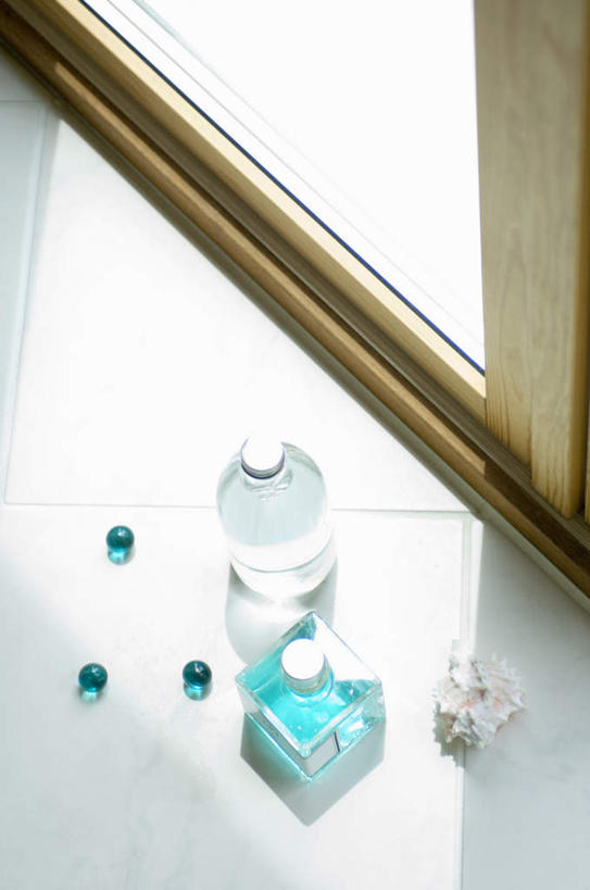 无人,竖图,俯视,室内,特写,白天,门,卫生间,浴室,两瓶,护肤,装饰,盛开,透明,瓷砖,地砖,罐子,木门,地面,花蕾,三颗,玻璃制品,花,花瓣,花朵,鲜花,蓝色,玻璃瓶,瓶子,门框,日用品,洗浴用品,花苞,花蕊,清洁,保养,享受,休闲,沐浴乳,放松,保健,沐浴露,华丽,修饰,点缀,护肤品,舒缓,养颜,去污,紧肤,嫩肤,衬托,美观,雅致,雅观,浴珠,淋浴房,洗涤,彩图,高角度拍摄,冲凉房,沐浴间,沐浴室