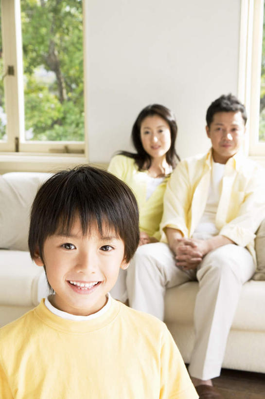 东方人,儿童,三个人,家庭,夫妻,母亲,父亲,儿子,客厅,站,坐,笑,微笑,露齿笑,竖图,室内,白天,正面,爱情,纯洁,窗户,沙发,亚洲,浪漫,注视,休闲装,黄种人,玻璃窗,小孩,黄色,白色,观察,看,手放前,站着,温暖,温馨,父子,母子,三口之家,一家人,恩爱,父爱,可爱,母爱,童年,童趣,恋人,观看,和睦,察看,起居室,关注,布艺沙发,童真,烂漫,无邪,客堂,天真,男孩,男人,男性,年轻男性,年轻女性,女人,女性,亚洲人,孩子,年轻人,夫妇,情侣,站立,坐着,半身,彩图,伴侣,融洽,男生