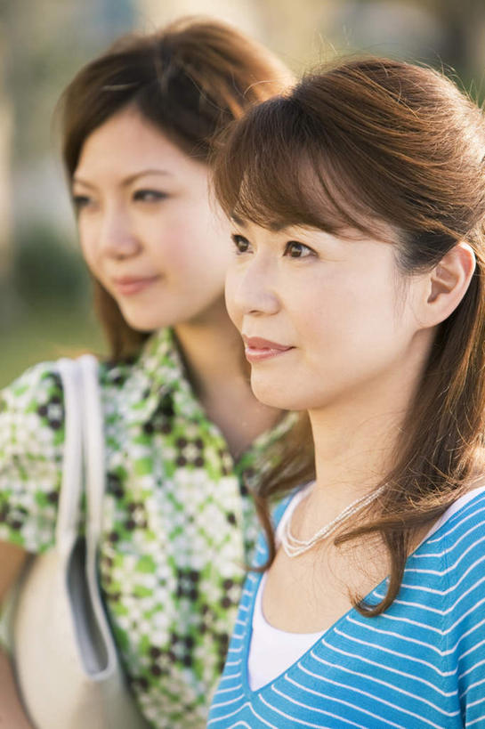 东方人,背,两个人,家庭,母亲,女儿,站,笑,微笑,竖图,室外,白天,正面,亚洲,服装,朦胧,模糊,包,皮包,注视,休闲装,黄种人,一个,衣服,蓝色,绿色,白色,背着,观察,看,站着,休闲,温暖,温馨,母女,一家人,休闲服,母爱,服饰,单个,观看,单肩包,和睦,察看,关注,年轻女性,女人,女性,中年女性,亚洲人,长发,卷发,站立,半身,彩图,融洽