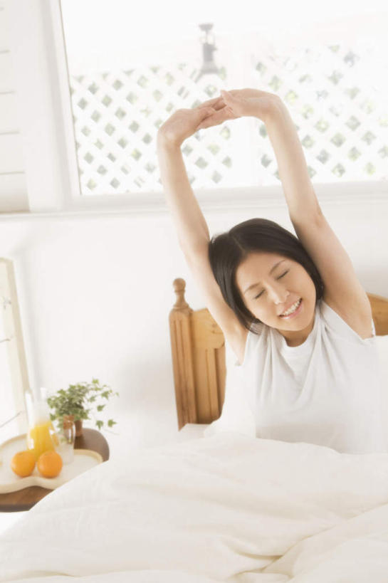 果汁,东方人,一个人,躺,伸展双臂,竖图,室内,白天,正面,植物,床,卧室,桌子,柑橘,杯子,水果,亚洲,仅一个年轻女性,仅一个女性,仅一个人,伸展,新鲜,装饰,木制,盆栽,生食,食品,果实,床单,盆景,一杯,黄种人,被子,伸懒腰,玻璃制品,食物,两个,绿色,自然,木制品,水杯,橙色,放松,单人床,有机食品,绿色食品,生长,成长,华丽,修饰,点缀,被单,惬意,衬托,美观,雅致,雅观,懒腰,年轻女性,女人,女性,亚洲人,玻璃杯,橘子,桔子,橙子,橙,敞开双臂,伸开双臂,躺着,展开双肩,张开手臂,张开双臂,半身,彩图,睡房,卧房,慵懒