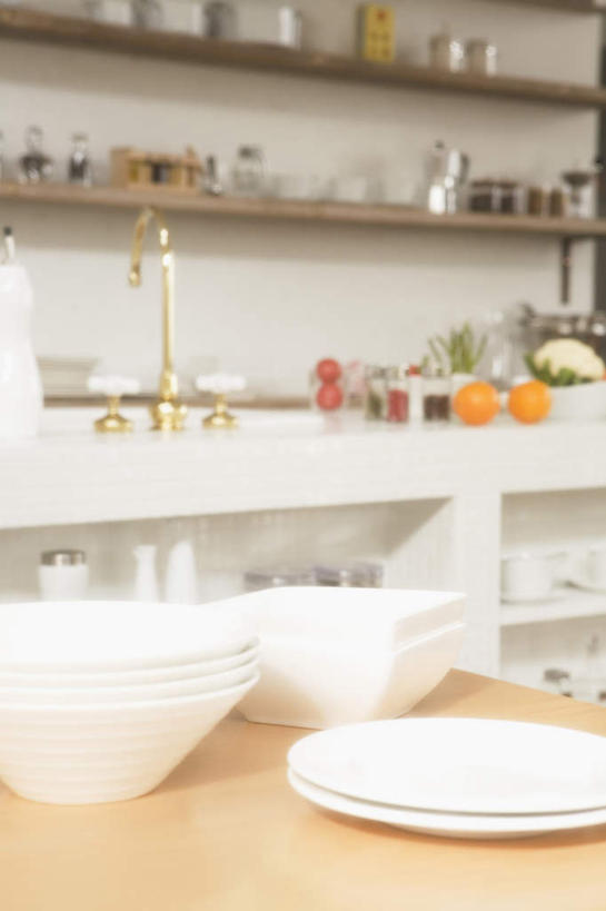 无人,竖图,俯视,室内,白天,厨房,柜子,桌子,餐具,厨具,五个,许多,木制,工具,陶瓷,陶瓷制品,干净,两个,白色,盘子,木制品,橱柜,碗,卫生,进餐用具,烹调用具,洗涤用具,洗涤,彩图,高角度拍摄,灶间