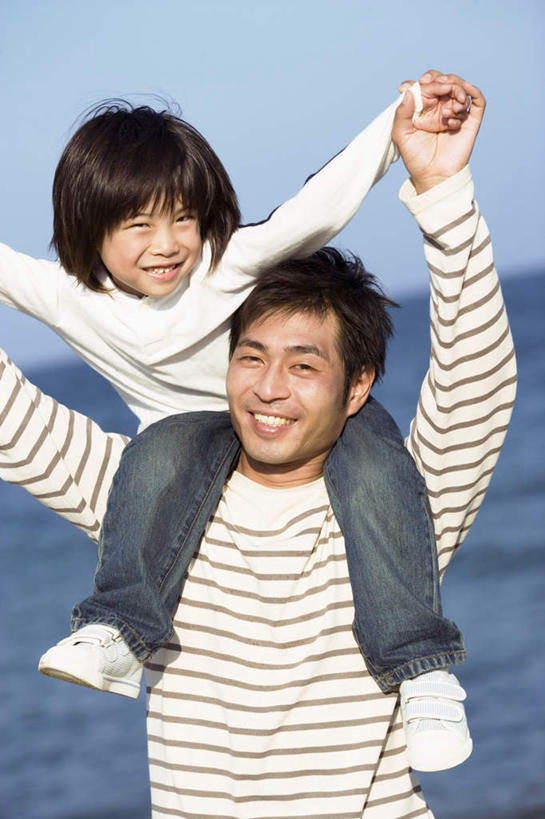 东方人,儿童,背,两个人,家庭,父亲,儿子,握手,笑,微笑,露齿笑,竖图,室外,白天,正面,纯洁,海浪,海洋,亚洲,浪花,黄种人,小孩,蓝色,蓝天,天空,海水,天,背着,温暖,温馨,父子,一家人,父爱,可爱,童年,童趣,晴朗,和睦,海景,童真,烂漫,无邪,万里无云,天真,男孩,男人,男性,年轻男性,亚洲人,孩子,年轻人,大海,风浪,海,海水的波动,近岸浪,涌浪,晴空,晴空万里,拉手,手拉手,手握手,半身,彩图,融洽,男生