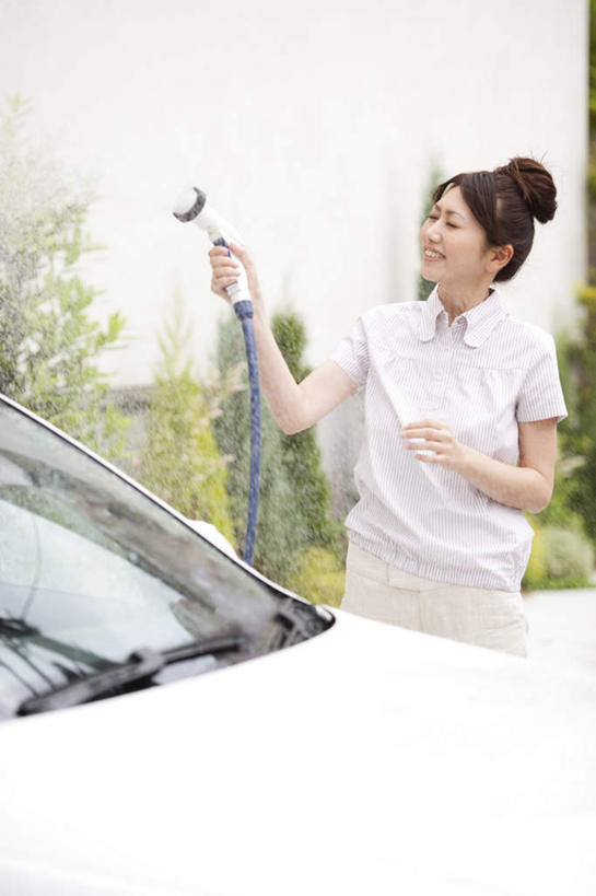 东方人,一个人,栏杆,站,闭眼,竖图,室外,白天,正面,植物,楼梯,汽车,亚洲,仅一个年轻女性,仅一个女性,仅一个人,握,飞溅,服装,装饰,溅,挡风玻璃,扶手,液体,房屋,阶梯,屋子,水滴,公寓,拿,拿着,注视,休闲装,黄种人,护栏,楼房,台阶,住宅,车,水珠,衣服,绿色,交通工具,轿车,观察,看,站着,休闲,休闲服,握着,服饰,观看,华丽,修饰,水枪,点缀,察看,关注,喷洒,载具,喷水枪,洗车,盘头,高压水枪,衬托,美观,雅致,雅观,洗车枪,洗车水枪,增压清洗水枪,增压水枪,年轻女性,女人,女性,亚洲人,闭眼睛,闭着眼,闭着眼睛,站立,半身,彩图,房子