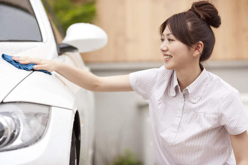 东方人,一个人,横图,室外,白天,正面,汽车,亚洲,仅一个年轻女性,仅一个女性,仅一个人,一块,擦,服装,木制,房屋,墙,屋子,公寓,注视,休闲装,黄种人,抹布,楼房,墙壁,墙面,住宅,车,衣服,蓝色,木制品,交通工具,轿车,观察,看,趴着,休闲,休闲服,擦拭,服饰,观看,车灯,察看,关注,载具,洗车,盘头,年轻女性,女人,女性,亚洲人,趴,半身,彩图,房子