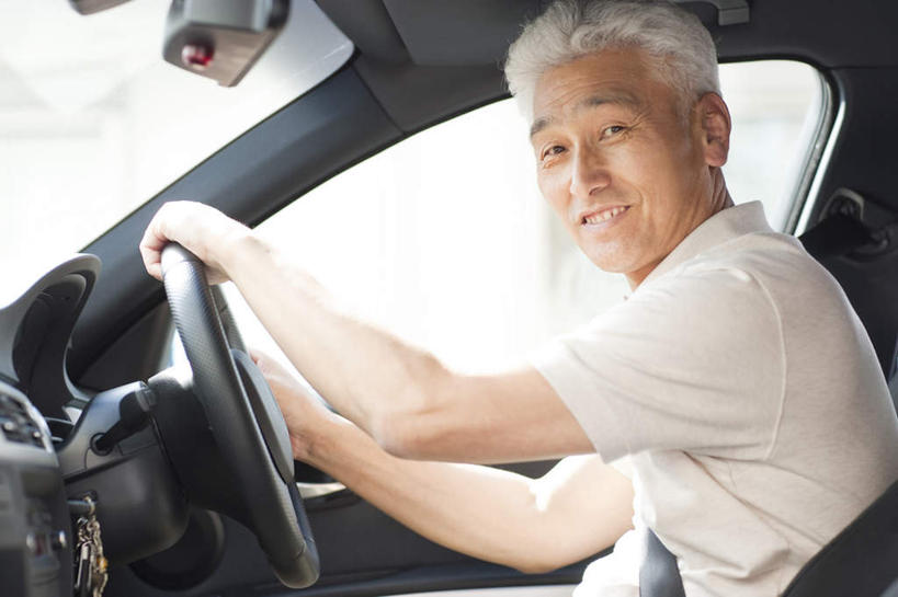 东方人,一个人,坐,笑,微笑,露齿笑,横图,室外,白天,侧面,安全,镜子,汽车,亚洲,仅一个男性,仅一个人,服装,反射,带子,防护,反光镜,交通,扭头,注视,休闲装,黄种人,车,衣服,安全带,方向盘,绳子,交通工具,轿车,观察,看,转头,仅一个老年男性,休闲,车内,休闲服,服饰,观看,保护,绳索,镜像,察看,生命,镜面,关注,载具,保险,安全绳,光学,保全,周全,安稳,安定,凸面镜,平安,老年男性,男人,男性,亚洲人,坐着,半身,彩图,广角镜