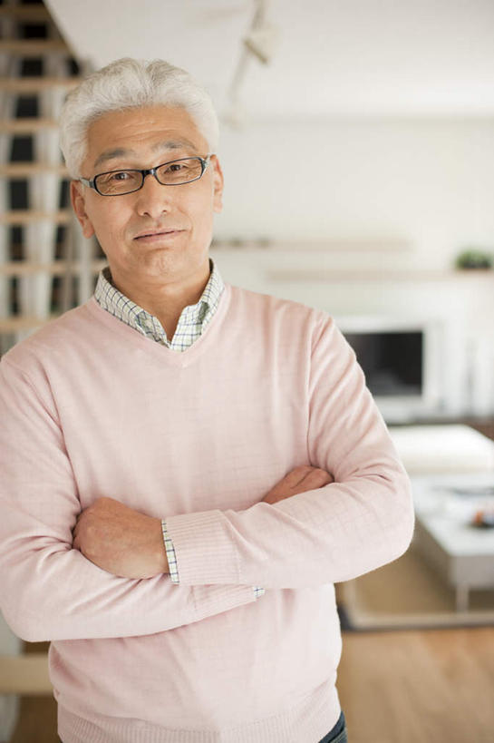 东方人,一个人,站,双手交叉,竖图,室内,白天,正面,楼梯,电视,亚洲,仅一个男性,仅一个人,戴,服装,环保,眼镜,阶梯,茶几,注视,休闲装,黄种人,台阶,衣服,绿色,白色,液晶电视,观察,看,站着,仅一个老年男性,休闲,休闲服,清晰,服饰,轻薄,观看,回收,戴着,资源,察看,双手抱胸,关注,彩电,近视眼镜,利用,便携,低碳,循环,彩色电视机,老年男性,男人,男性,亚洲人,电视机,站立,半身,彩图,高清