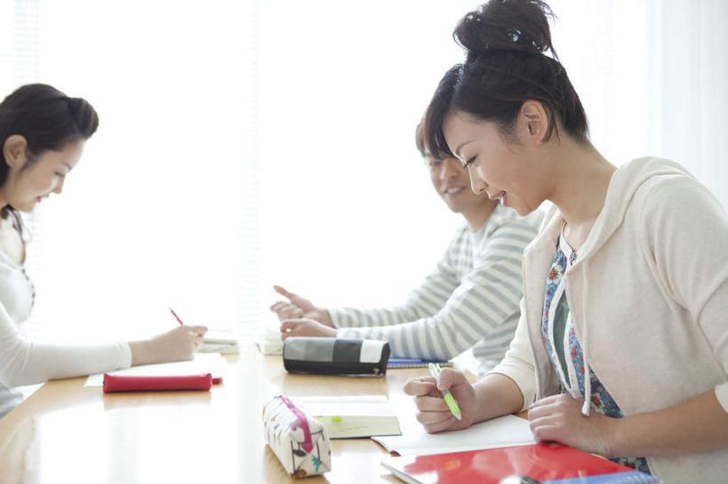 东方人,三个人,伙伴,朋友,坐,横图,室内,白天,侧面,友谊,桌子,书籍,亚洲,一本,服装,笔,办公桌,办公用品,记事本,拿,拿着,注视,休闲装,黄种人,文具,三个,衣服,黄色,红色,白色,黑色,本子,笔袋,笔记本,学习用品,低头,观察,看,休闲,休闲服,服饰,观看,文具用品,三支,察看,关注,友情,男人,男性,年轻男性,年轻女性,女人,女性,亚洲人,书,图书,坐着,半身,彩图