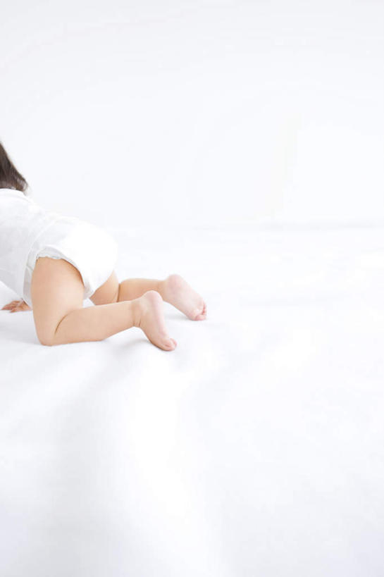 东方人,儿童,一个人,竖图,俯视,室内,白天,白色背景,纯洁,亚洲,仅一个女性,仅一个人,短裤,服装,黄种人,小孩,衣服,白色,趴着,仅一个小孩,爬,可爱,童年,童趣,摄影,服饰,影棚,衣着,穿着,爬着,童真,烂漫,无邪,衣饰,天真,女孩,女人,女性,亚洲人,孩子,趴,半身,彩图,高角度拍摄,影棚拍摄,拍摄,女生