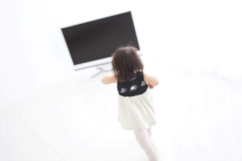 东方人,儿童,一个人,跑,横图,俯视,室内,白天,白色背景,裙子,纯洁,电视,亚洲,仅一个女性,仅一个人,环保,背心,黄种人,小孩,绿色,白色,黑色,液晶电视,仅一个小孩,可爱,清晰,童年,童趣,短裙,摄影,影棚,轻薄,半身裙,回收,资源,彩电,利用,童真,便携,低碳,烂漫,无邪,循环,彩色电视机,天真,女孩,女人,女性,亚洲人,孩子,电视机,跑步,彩图,高角度拍摄,全身,影棚拍摄,拍摄,高清,女生