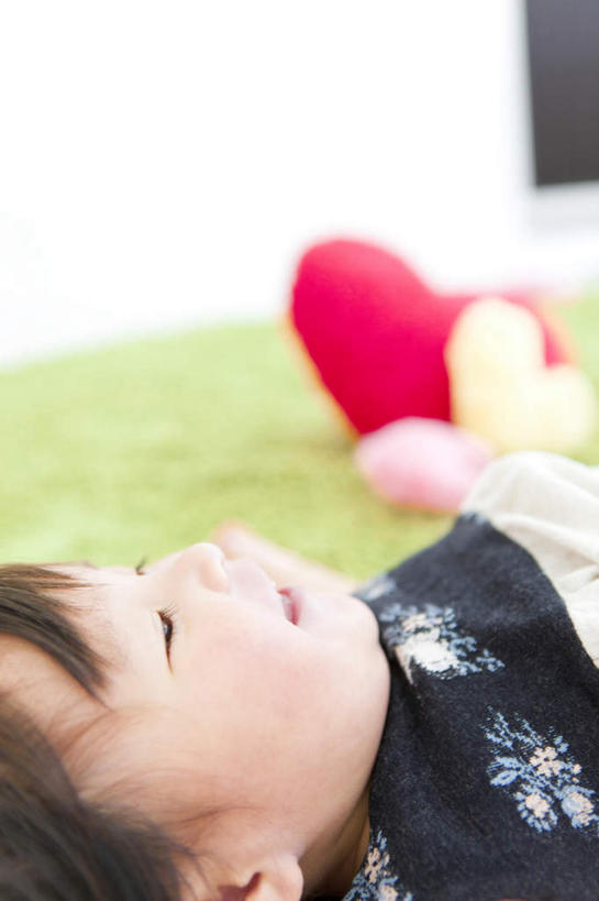 东方人,儿童,一个人,躺,竖图,室内,白天,正面,裙子,爱情,游戏,纯洁,靠垫,电视,玩具,纺织品,亚洲,仅一个女性,仅一个人,爱心,环保,装饰,背心,毛毯,毯子,靠枕,浪漫,玩,注视,黄种人,娱乐,纺织,三个,小孩,粉色,黄色,红色,绿色,白色,黑色,抱枕,垫子,液晶电视,枕头,观察,看,仅一个小孩,休闲,温暖,温馨,心形,恩爱,可爱,清晰,童年,童趣,益智,短裙,轻薄,观看,活动,半身裙,华丽,修饰,回收,点缀,和睦,资源,察看,发泄,关注,消遣,智力,彩电,利用,童真,便携,低碳,烂漫,无邪,循环,宣泄,衬托,美观,雅致,雅观,彩色电视机,天真,女孩,女人,女性,亚洲人,孩子,心型,电视机,躺着,玩耍,嬉戏,半身,彩图,融洽,高清,女生