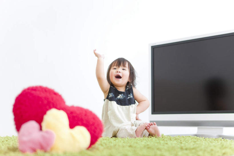 东方人,儿童,一个人,坐,举,横图,室内,白天,正面,裙子,纯洁,靠垫,电视,纺织品,亚洲,仅一个女性,仅一个人,环保,装饰,背心,毛毯,毯子,靠枕,注视,黄种人,手叉腰,纺织,三个,小孩,粉色,黄色,红色,绿色,白色,黑色,抱枕,垫子,液晶电视,枕头,叉腰,观察,看,托,张嘴,仅一个小孩,温暖,可爱,清晰,童年,童趣,短裙,轻薄,观看,半身裙,华丽,修饰,回收,点缀,资源,察看,关注,彩电,张大嘴巴,利用,童真,便携,低碳,烂漫,无邪,循环,衬托,美观,雅致,雅观,彩色电视机,天真,女孩,女人,女性,亚洲人,孩子,电视机,张开嘴,举起,举手,举着,向上举,向上伸,向上托,坐着,彩图,全身,高清,女生