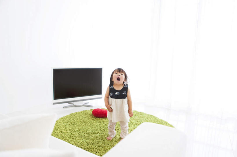 东方人,儿童,一个人,站,横图,室内,白天,正面,裙子,纯洁,靠垫,电视,纺织品,亚洲,仅一个女性,仅一个人,环保,装饰,背心,毛毯,毯子,靠枕,注视,黄种人,纺织,一个,小孩,红色,绿色,白色,黑色,抱枕,垫子,液晶电视,枕头,观察,看,站着,张嘴,仅一个小孩,温暖,可爱,清晰,童年,童趣,短裙,轻薄,单个,观看,半身裙,华丽,修饰,回收,点缀,资源,察看,关注,彩电,张大嘴巴,利用,童真,便携,低碳,烂漫,无邪,循环,衬托,美观,雅致,雅观,彩色电视机,天真,女孩,女人,女性,亚洲人,孩子,电视机,张开嘴,站立,彩图,全身,高清,女生