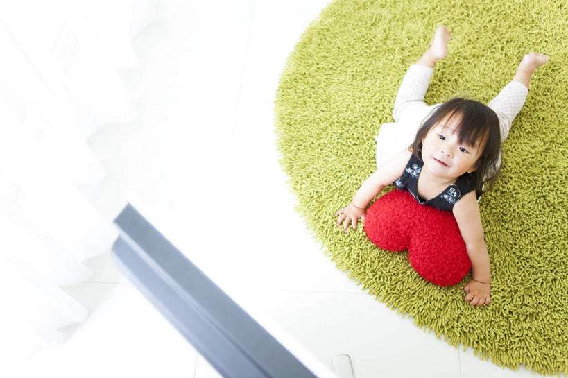 东方人,儿童,一个人,笑,微笑,横图,俯视,室内,白天,裙子,爱情,纯洁,靠垫,电视,纺织品,亚洲,仅一个女性,仅一个人,撑,爱心,环保,装饰,背心,毛毯,毯子,靠枕,浪漫,黄种人,纺织,一个,小孩,红色,绿色,白色,黑色,抱枕,垫子,液晶电视,枕头,趴着,仅一个小孩,温暖,温馨,心形,恩爱,可爱,清晰,童年,童趣,短裙,轻薄,单个,半身裙,华丽,修饰,回收,点缀,和睦,资源,撑着,彩电,利用,童真,便携,低碳,烂漫,无邪,循环,衬托,美观,雅致,雅观,彩色电视机,天真,女孩,女人,女性,亚洲人,孩子,心型,电视机,趴,彩图,高角度拍摄,全身,融洽,高清,女生