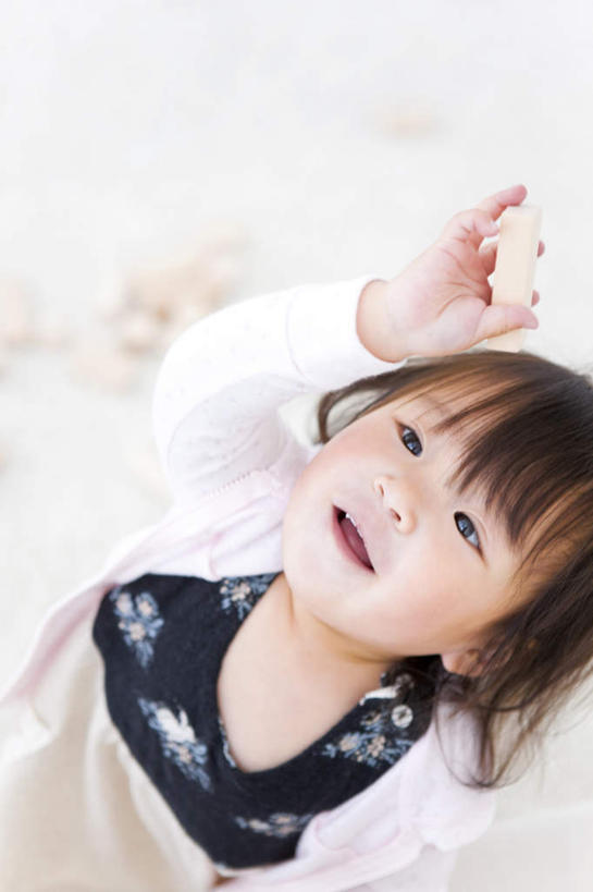 东方人,儿童,一个人,站,举,竖图,俯视,室内,白天,裙子,游戏,纯洁,智慧,玩具,亚洲,仅一个女性,仅一个人,许多,木制,背心,拿,玩,拿着,注视,黄种人,娱乐,小孩,白色,黑色,木制品,观察,看,托,站着,仅一个小孩,休闲,积木,可爱,童年,童趣,益智,短裙,观看,活动,半身裙,察看,思维,发泄,关注,消遣,智力,想象,童真,烂漫,无邪,宣泄,天真,女孩,女人,女性,亚洲人,孩子,举起,举手,举着,玩耍,嬉戏,向上举,向上伸,向上托,站立,半身,彩图,高角度拍摄,女生