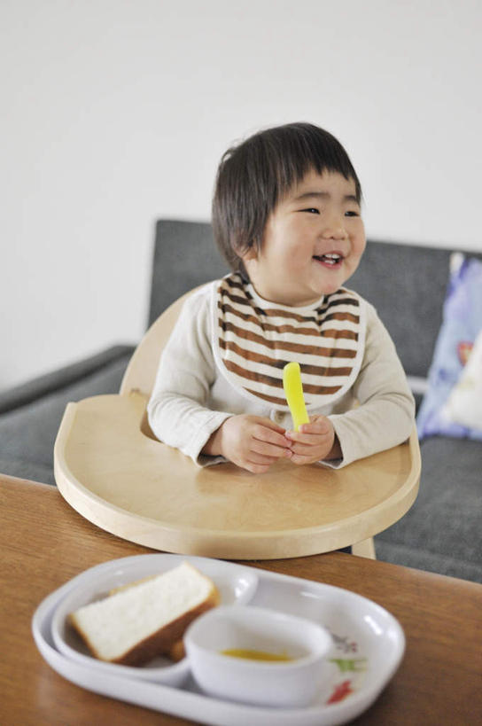 点心,面包,东方人,儿童,一个人,坐,笑,微笑,露齿笑,竖图,俯视,室内,白天,游戏,纯洁,靠垫,沙发,餐具,玩具,亚洲,仅一个男性,仅一个人,一片,握,塑料,陶瓷,汤,食品,面点,靠枕,陶瓷制品,高脚椅,拿,玩,餐盘,拿着,扭头,黄种人,娱乐,食物,糕点,一个,小孩,黄色,蓝色,白色,黑色,盘子,塑料制品,抱枕,碗,枕头,转头,仅一个小孩,休闲,可爱,童年,童趣,益智,握着,单个,活动,发泄,消遣,智力,布艺沙发,童真,烂漫,无邪,一碗,宣泄,天真,男孩,男人,男性,亚洲人,孩子,进餐用具,烹调用具,玩耍,嬉戏,坐着,半身,彩图,高角度拍摄,男生