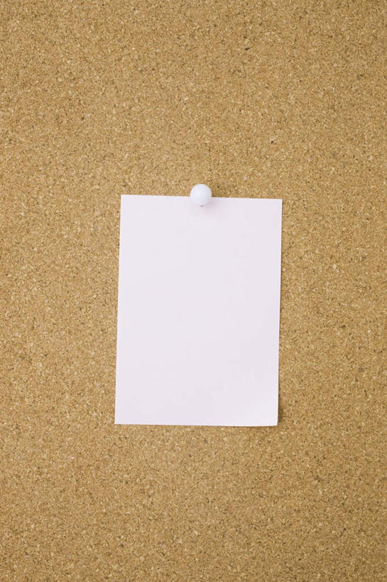 无人,竖图,俯视,室内,特写,白天,静物,一张,木制,木板,纸,纸张,一个,白色,白纸,木制品,图钉,单个,固定,粘贴,软木板,彩图,高角度拍摄