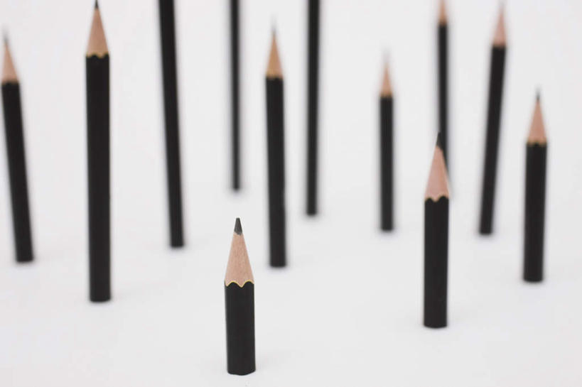 无人,横图,俯视,室内,特写,白天,白色背景,静物,一排,许多,朦胧,模糊,整齐,笔,办公用品,文具,排列,黑色,铅笔,学习用品,摄影,影棚,文具用品,队列,彩图,高角度拍摄,影棚拍摄,拍摄