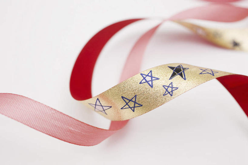 无人,横图,俯视,室内,特写,白天,白色背景,静物,两根,许多,朦胧,模糊,装饰,丝绸,丝带,星星,缎带,绸带,粉色,红色,蓝色,星形,摄影,影棚,华丽,修饰,点缀,五角形,衬托,美观,雅致,雅观,五角星,彩图,高角度拍摄,影棚拍摄,拍摄