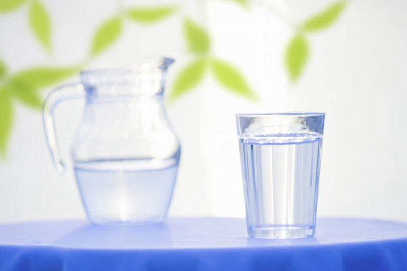 无人,横图,室内,特写,白天,白色背景,正面,桌子,杯子,叶子,许多,朦胧,模糊,透明,布料,罐子,壶,绿叶,一杯,布纹,饮用水,玻璃制品,水壶,桌布,一个,蓝色,餐巾,茶壶,瓶子,水杯,台布,嫩叶,摄影,影棚,单个,叶,叶片,玻璃杯,彩图,影棚拍摄,拍摄