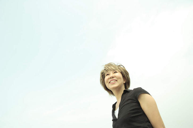 东方人,一个人,站,笑,微笑,露齿笑,横图,室外,白天,仰视,亚洲,仅一个女性,仅一个人,注视,黄种人,衣服,蓝色,黑色,蓝天,天空,天,看,站着,仅一个中年女性,短袖,晴朗,万里无云,女人,女性,中年女性,亚洲人,晴空,晴空万里,站立,半身,彩图,低角度拍摄,短发