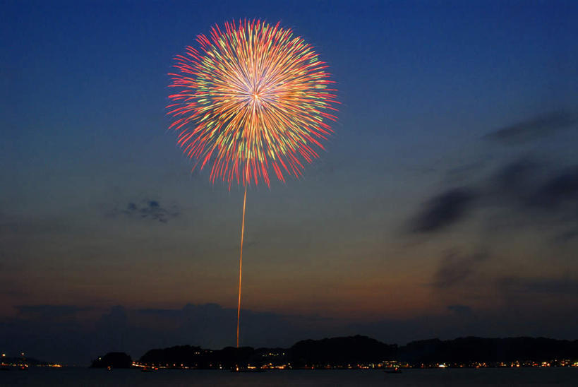 无人,横图,彩色,室外,白天,仰视,海浪,海洋,霓虹灯,烟火,神奈川,日本,亚洲,节日,庆祝,光线,光泽,圆形,浪花,灯光,七彩,光芒,神奈川县,文化,光源,霓虹,灯,两个,粉色,黄色,黑色,天空,海水,焰火,天,庆典,闪耀,纪念,耀眼,闪烁,照明设备,礼花,光辉,海景,东亚,镰仓,本州,关东地方,本州岛,日本国,氖灯,花炮,礼花炮,毫光,烟花,大海,风浪,海,海水的波动,近岸浪,涌浪,彩图,低角度拍摄