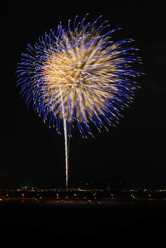 无人,竖图,室外,夜晚,仰视,烟火,夜景,神奈川,日本,亚洲,黑色背景,节日,庆祝,光线,光泽,圆形,光芒,神奈川县,文化,两个,黄色,蓝色,紫色,黑色,天空,焰火,天,庆典,闪耀,纪念,耀眼,闪烁,礼花,光辉,东亚,镰仓,本州,关东地方,本州岛,日本国,花炮,礼花炮,毫光,烟花,彩图,低角度拍摄