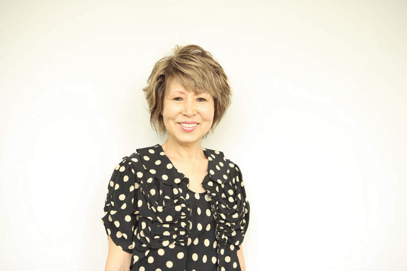 东方人,一个人,站,笑,微笑,露齿笑,横图,室内,白天,白色背景,正面,裙子,亚洲,仅一个女性,仅一个人,连衣裙,圆点,棕色,注视,黄种人,黑色,观察,看,站着,仅一个中年女性,摄影,影棚,观看,察看,关注,女人,女性,中年女性,亚洲人,站立,半身,彩图,影棚拍摄,拍摄,短发