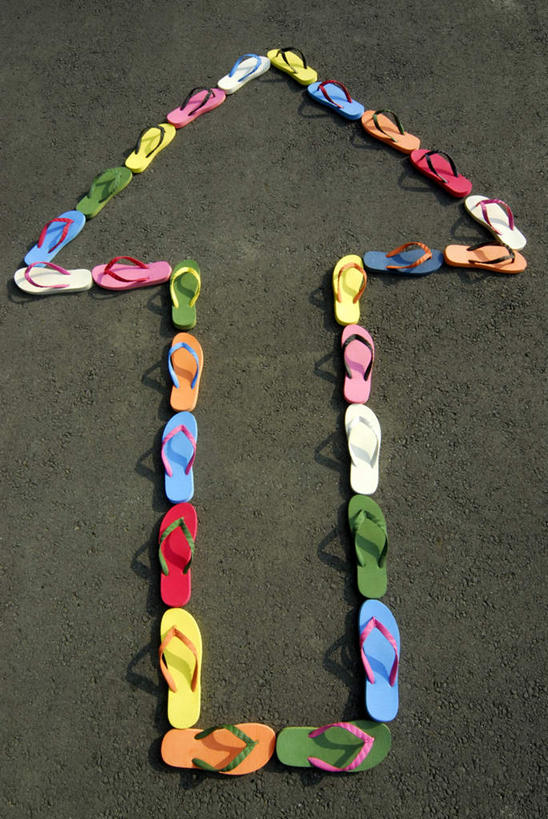 无人,竖图,俯视,彩色,室外,特写,白天,凉鞋,旅游,度假,美景,道路,路,公路,鞋子,一排,许多,整齐,景观,交通,方向,娱乐,箭头,排列,粉色,黄色,红色,蓝色,绿色,白色,自然,享受,休闲,橙色,景色,放松,指向,队列,自然风光,簇,马路,彩图,高角度拍摄,夹趾拖鞋,人字拖,人字拖鞋