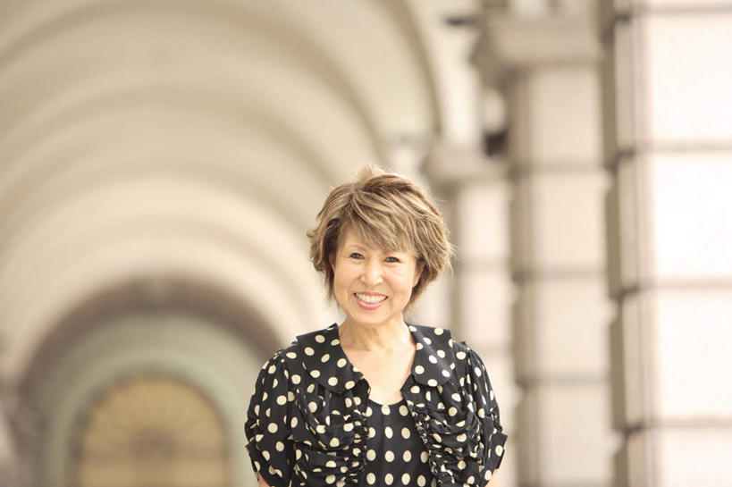 东方人,一个人,站,笑,微笑,露齿笑,横图,室外,白天,正面,裙子,亚洲,仅一个女性,仅一个人,阴影,连衣裙,朦胧,模糊,光线,影子,圆点,柱子,墙,拱门,走道,走廊,过道,棕色,注视,黄种人,墙壁,墙面,黑色,阳光,观察,看,站着,仅一个中年女性,观看,察看,关注,女人,女性,中年女性,亚洲人,站立,半身,彩图,短发