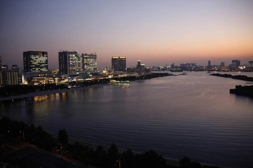 无人,高楼大厦,横图,俯视,航拍,彩色,室外,白天,度假,海浪,海洋,美景,日落,城市风光,标志建筑,城市,大厦,地标,建筑,摩天大楼,霓虹灯,东京,日本,亚洲,景观,浪花,晚霞,霞光,落日,灯光,七彩,娱乐,光源,建设,霓虹,灯,蓝色,蓝天,天空,海水,黄昏,天,享受,休闲,景色,彩霞,放松,照明设备,鸟瞰,海景,东亚,本州,关东地方,本州岛,日本国,东京都,氖灯,夕照,大海,风浪,海,海水的波动,近岸浪,涌浪,夕阳,彩图,高角度拍摄,大楼,高层建筑,高楼,摩天楼,斜阳