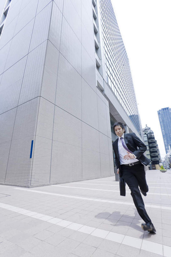东方人,一个人,商务人士,商务男性,高楼大厦,站,走,竖图,室外,白天,仰视,衬衫,大厦,道路,建筑,街道,路,摩天大楼,公路,亚洲,仅一个男性,仅一个人,套装,包,公文包,交通,拿,拿着,黄种人,仅一个年轻男性,站着,公事包,商务装,工薪阶层,男人,男性,年轻男性,亚洲人,白领,上班族,马路,步行,散步,站立,走路,彩图,低角度拍摄,全身,衬衣,大楼,高层建筑,高楼,摩天楼
