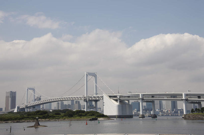 无人,高楼大厦,横图,室外,白天,仰视,旅游,度假,海浪,海洋,植物,标志建筑,大桥,大厦,地标,建筑,立交桥,摩天大楼,桥梁,东京,日本,亚洲,浪花,云,云朵,高架,斜拉桥,桥,彩虹大桥,云彩,娱乐,建设,树,树木,蓝色,绿色,白云,蓝天,天空,自然,海水,天,享受,休闲,旅游胜地,放松,生长,成长,海景,东亚,本州,关东地方,本州岛,日本国,东京都,日本彩虹大桥,大海,风浪,海,海水的波动,近岸浪,涌浪,彩图,低角度拍摄,大楼,高层建筑,高楼,摩天楼