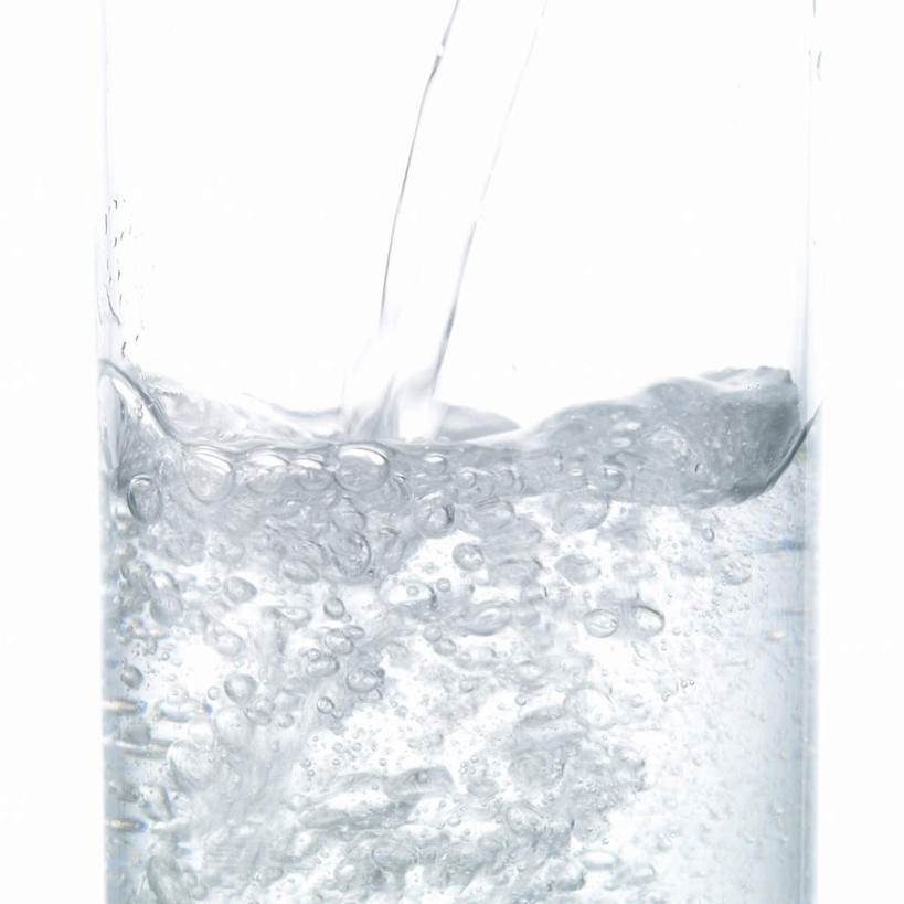 无人,方图,俯视,室内,特写,白天,白色背景,水,杯子,倒,飞溅,溅,液体,水滴,一杯,玻璃制品,水珠,水杯,摄影,流动,影棚,喷洒,玻璃杯,彩图,高角度拍摄,影棚拍摄,拍摄