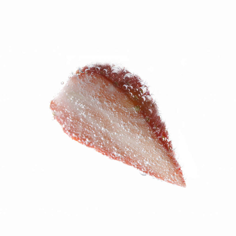 无人,方图,室内,特写,白天,白色背景,正面,水,草莓,浆果,水果,切片,新鲜,透明,液体,生食,食品,果实,水泡,食物,一个,红色,泡泡,摄影,有机食品,绿色食品,影棚,单个,洋莓,水果皇后,红莓,地莓,彩图,影棚拍摄,拍摄