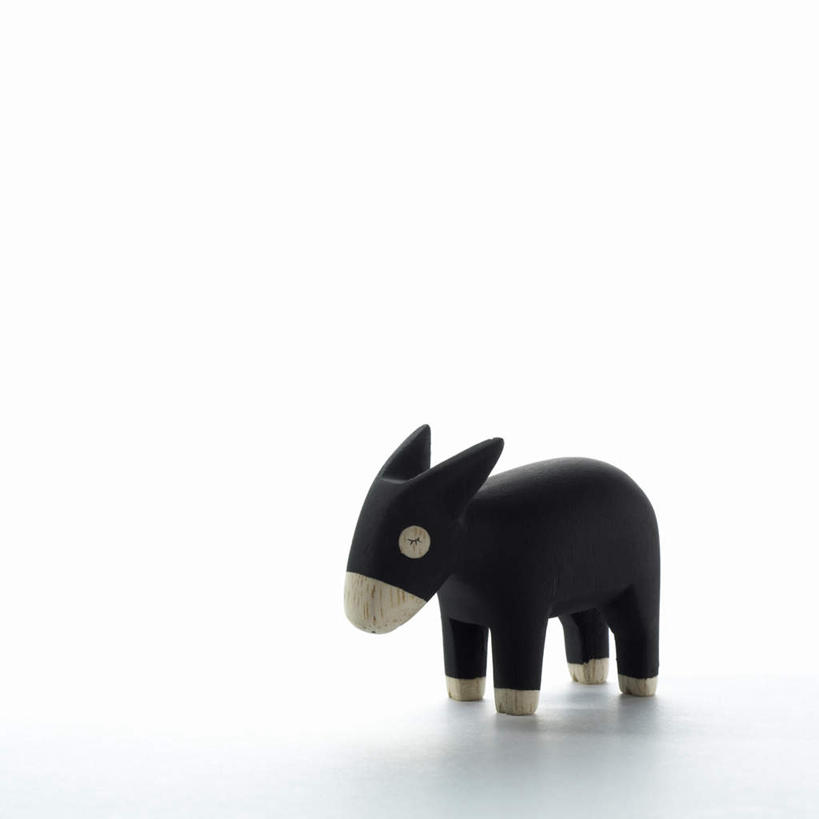 无人,方图,室内,特写,白天,白色背景,正面,游戏,桌面,桌子,玩具,木雕,雕塑,艺术,装饰,木制,雕刻,雕像,玩,娱乐,一个,黑色,动物,木制品,工艺品,休闲,家畜,益智,摄影,牲畜,影棚,单个,活动,纪念,美术,发泄,消遣,智力,主题,驴,陈列,功能,美学,宣泄,驴子,玩耍,嬉戏,彩图,全身,影棚拍摄,拍摄