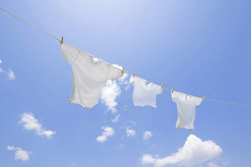 无人,横图,室外,特写,白天,仰视,T恤衫,太阳,晾晒,悬挂,阴影,光线,影子,云,云朵,T恤,云彩,衣服,蓝色,白色,白云,蓝天,天空,阳光,天,三件,晴朗,晴空,彩图,低角度拍摄