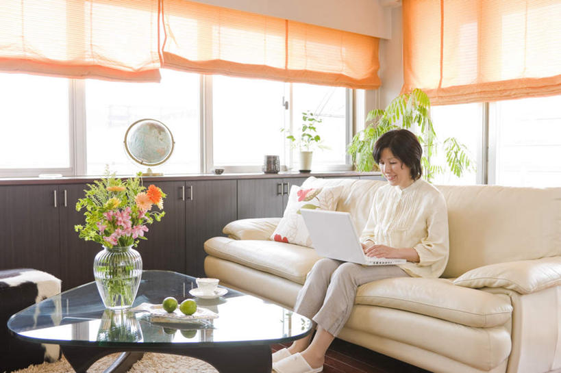 东方人,一个人,坐,笑,微笑,露齿笑,横图,室外,白天,正面,快乐,幸福,电脑,笔记本电脑,植物,窗户,窗帘,沙发,卧室,桌面,桌子,柑橘,花瓶,水果,叶子,亚洲,仅一个女性,仅一个人,许多,敲打,朦胧,模糊,新鲜,网络,生食,食品,果实,绿叶,玛格丽特,花蕾,黄种人,输入,通讯设备,玻璃窗,玻璃制品,雏菊,花瓣,花朵,花卉,鲜花,食物,两个,绿色,黑色,玻璃瓶,瓶子,花苞,打字,仅一个中年女性,嫩叶,菊花,活力,有机食品,绿色食品,希望,点击,敲击,无线,坚强,通信设备,无线网络,和平,无线上网,便携式电脑,离别,延命菊,幸福花,春菊,马兰头花,暗恋,纯情,单恋,天真,按键,手提电脑,女人,女性,中年女性,亚洲人,叶,叶片,橘子,桔子,橙子,橙,坐着,彩图,全身,愉快,睡房,卧房,短发,皮沙发