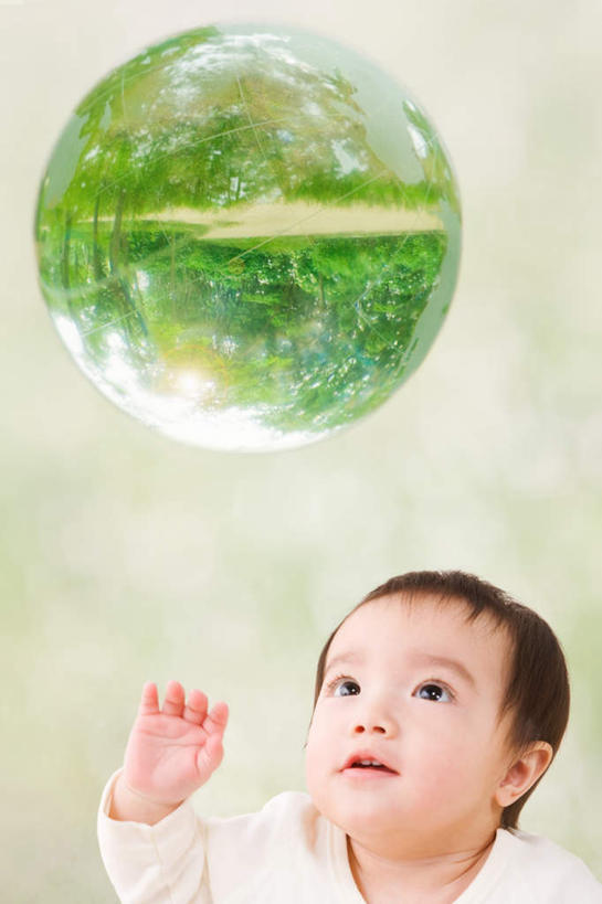 东方人,婴儿,儿童,脸,头,脸颊,一个人,站,举,竖图,室外,特写,白天,正面,纯洁,数码,科技,草地,草坪,湖,湖泊,水,植物,亚洲,仅一个人,阴影,反射,网络,影子,湖面,水流,水面,高光,几何,计算机图形,合成,注视,黄种人,肩膀,球,草,树,树木,一个,小孩,绿色,倒影,自然,湖水,观察,看,托,站着,球体,可爱,活泼,生长,单个,成长,观看,电脑合成图,数码合成图,察看,关注,宝宝,纯真,烂漫,无邪,写实,具体,具象,伶俐,天真,亚洲人,孩子,头部,脸部,脸蛋,面部,举起,举手,举着,向上举,向上伸,向上托,站立,半身,彩图