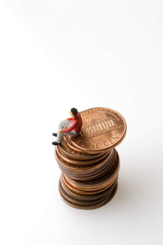 无人,坐,竖图,俯视,室内,特写,白天,白色背景,钱,桌面,桌子,静物,雕塑,一堆,堆叠,堆积,艺术,装饰,雕刻,雕像,钱币,娃娃,一个,工艺品,金融,摄影,影棚,经济,单个,纪念,堆,美术,主题,流通,陈列,贸易,功能,美学,货币,现金,硬币,坐着,彩图,高角度拍摄,全身,影棚拍摄,拍摄