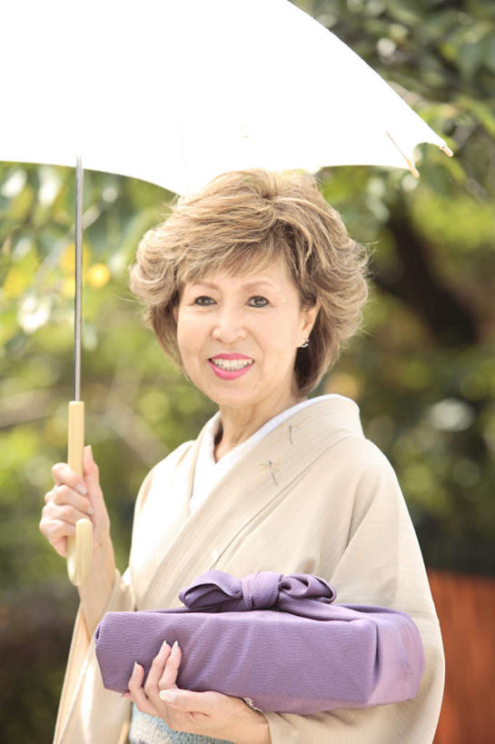 盒饭,东方人,一个人,站,竖图,室外,白天,正面,民族服装,植物,亚洲,仅一个女性,仅一个人,阴影,和服,朦胧,模糊,光线,木制,便当,木盒,伞,影子,雨伞,遮阳伞,拿,拿着,注视,黄种人,阳伞,树,树木,绿色,阳光,自然,木制品,容器,观察,看,站着,仅一个中年女性,便捷,服饰,生长,成长,观看,储藏,察看,便利,储存,关注,吴服,唐草,唐花,唐锦,快捷,弁当,女人,女性,中年女性,亚洲人,站立,半身,彩图,传统服装,民俗服,贮存