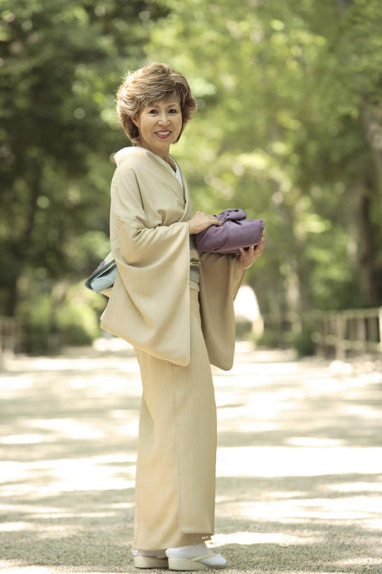 盒饭,东方人,一个人,站,竖图,室外,白天,侧面,民族服装,植物,礼盒,礼物,亚洲,仅一个女性,仅一个人,和服,朦胧,模糊,木制,便当,木盒,纸盒,棕色,拿,拿着,注视,黄种人,盒子,树,树木,绿色,自然,包装盒,木制品,容器,礼品盒,观察,看,站着,仅一个中年女性,便捷,服饰,礼品,生长,成长,观看,储藏,察看,便利,储存,关注,吴服,唐草,唐花,唐锦,快捷,弁当,女人,女性,中年女性,亚洲人,站立,彩图,全身,传统服装,民俗服,贮存,短发