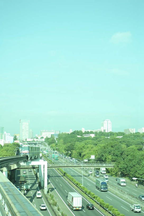 无人,高楼大厦,竖图,俯视,室外,白天,度假,美景,森林,树林,植物,城市风光,标志建筑,城市,大厦,道路,地标,建筑,路,摩天大楼,公路,汽车,日本,亚洲,景观,交通,娱乐,建设,车,树,树木,蓝色,绿色,蓝天,天空,自然,交通工具,轿车,天,享受,休闲,景色,放松,大阪,生长,成长,载具,东亚,本州,大阪府,本州岛,日本国,近畿地方,近畿,马路,彩图,高角度拍摄,大楼,高层建筑,高楼,摩天楼